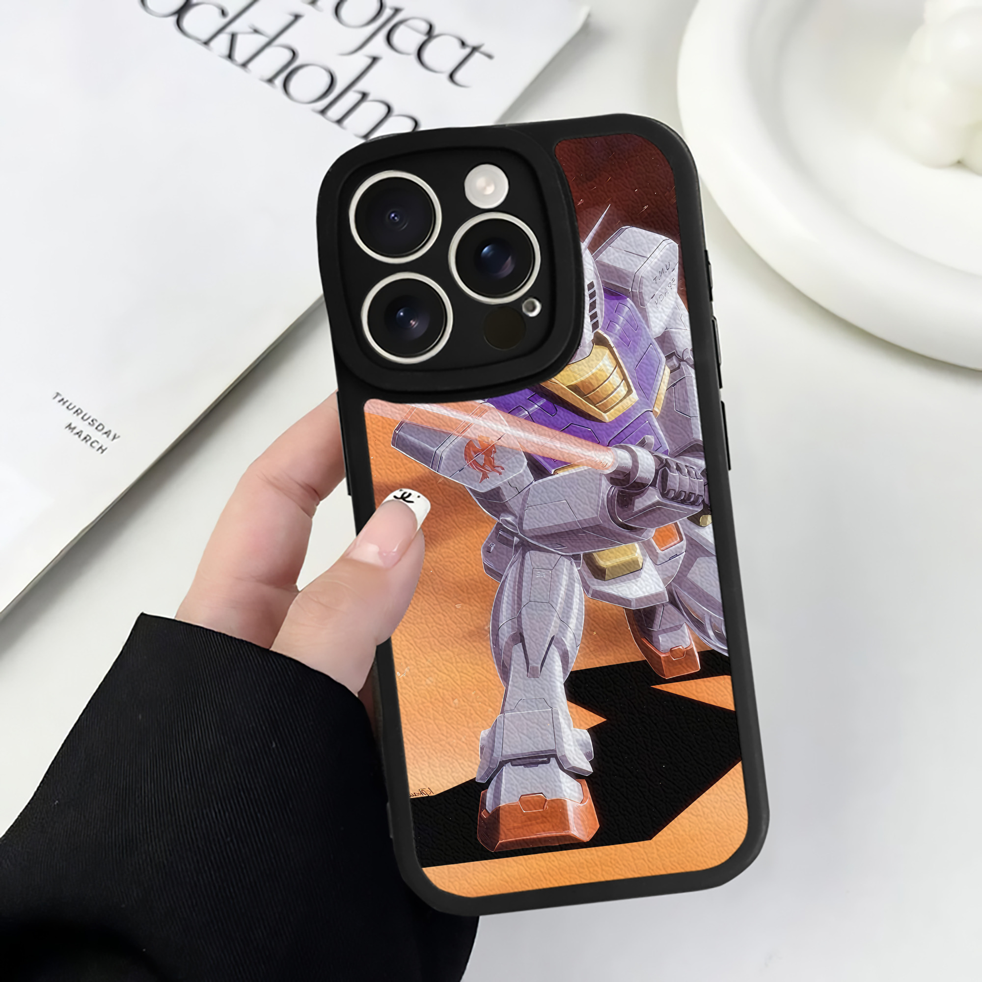 （画像用） 機動戦士ガンダム Mobile Suit Gundam 【iPhone 16シリーズ対応】シリコンスマホケース（レザー調） 材質：シリコン